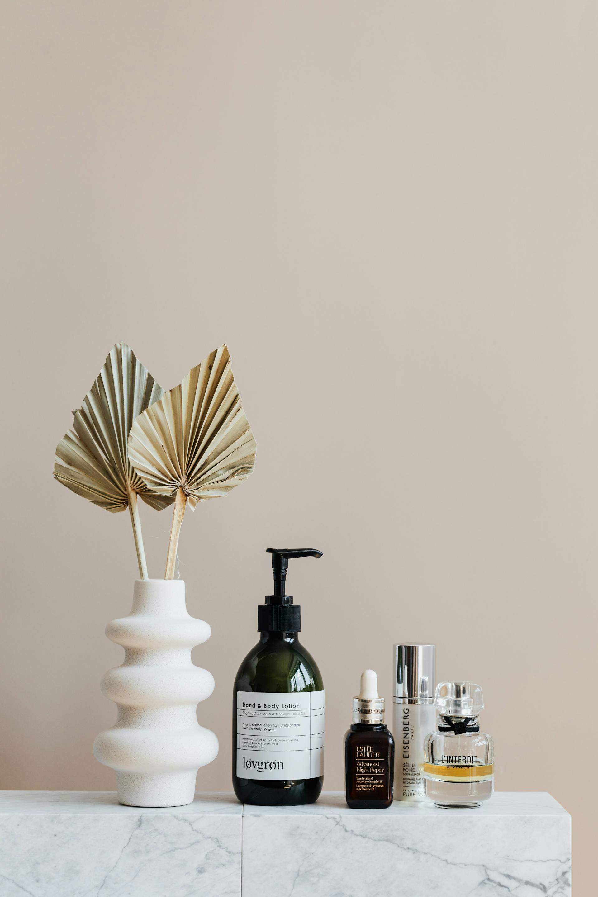 Essential oil bottles and aromatherapy diffuser creating sensory experiences as gift ideas for blind people